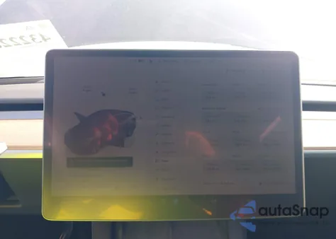 2024 Tesla Model Y Long Range Dual Motor All-Wheel Drive z USA, uszkodzony, nr VIN 7SAYGDEE8RA252314